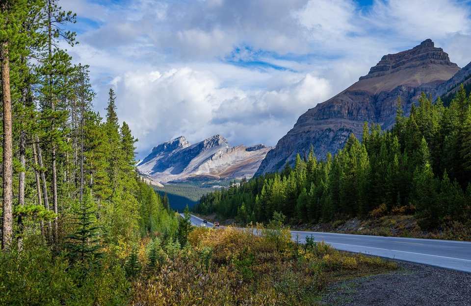 Calgary airport eTA: a mountain highway through the Canadian Rockies