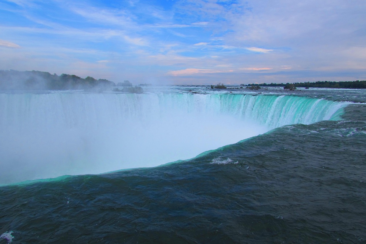 Canada eTA for a Niagara Falls Day Trip: the curved crest of Horseshoe Falls under a dusk sky
