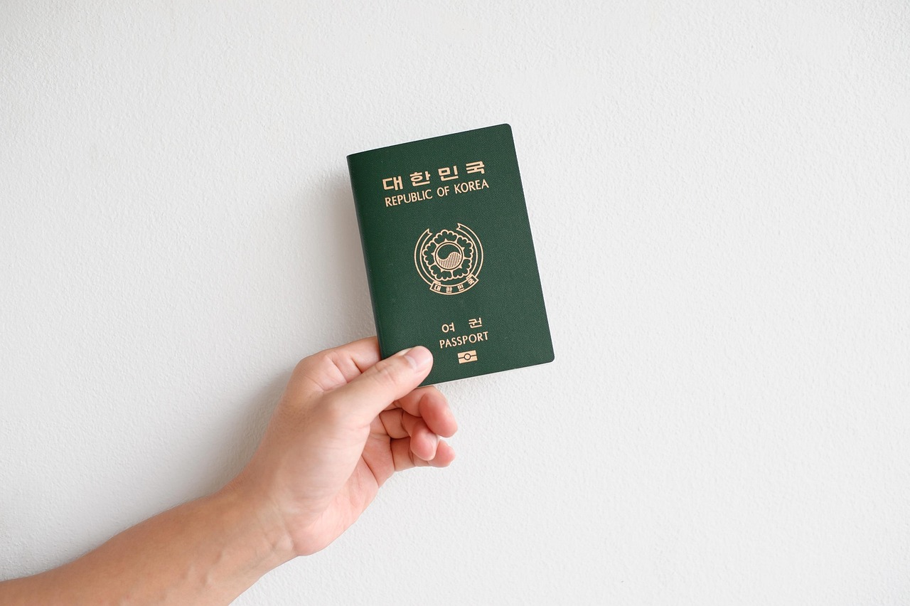 Canada eTA for South Korean citizens: a hand holding a green Republic of Korea passport